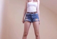 外国小姐姐跳舞闪腰,外国小姐姐跳舞不慎闪腰引关注