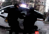 小姐姐喝醉酒被警察拦车,温馨一幕引网友热议