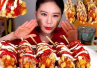 韩国小姐姐吃蒸水蛋,蒸水蛋的精致演绎